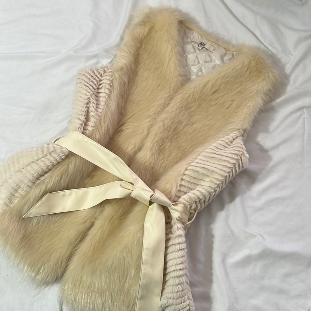 Ya Los Angeles - BEAUTIFUL faux fur vest!!! Worn once.